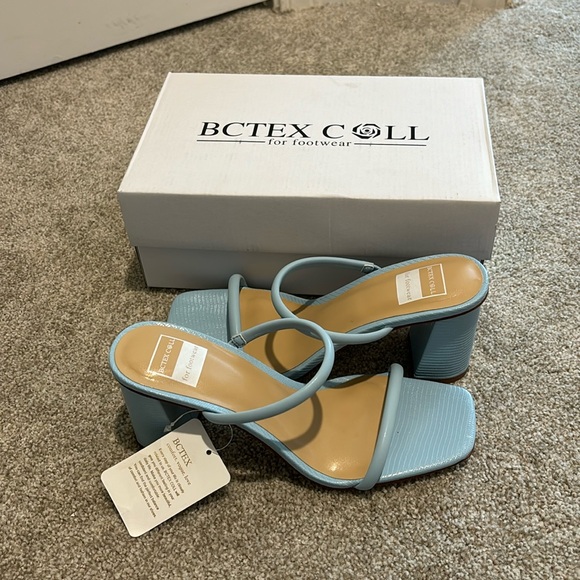 Light blue 3 1/2 inch heel sandal. - Picture 1 of 4